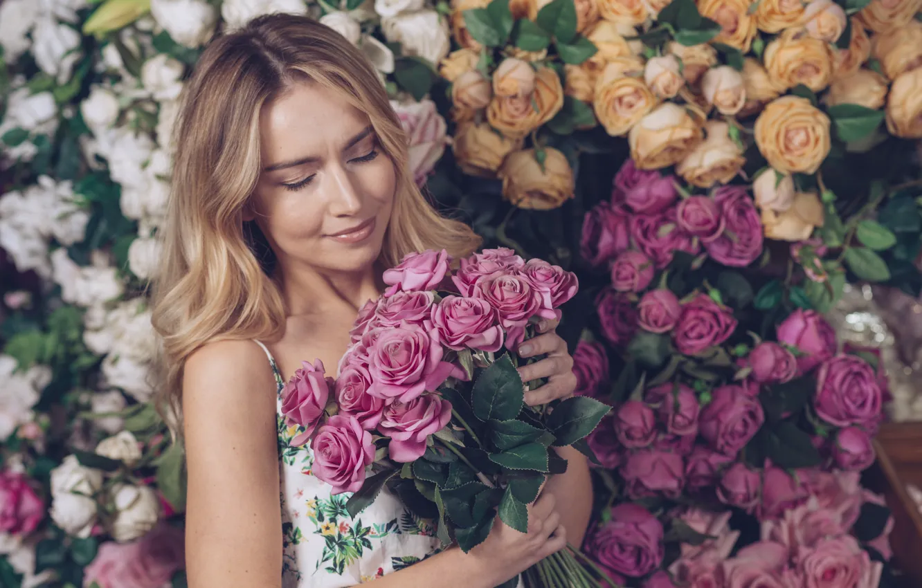 Фото обои девушка, цветы, женщина, розы, красота, букет, colorful, блондинка