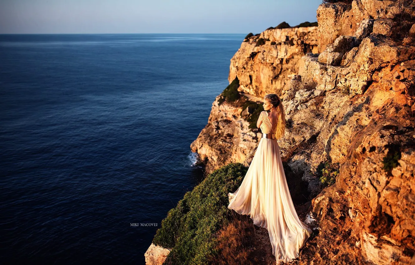 Фото обои море, девушка, солнце, поза, скалы, платье, Miki Macovei