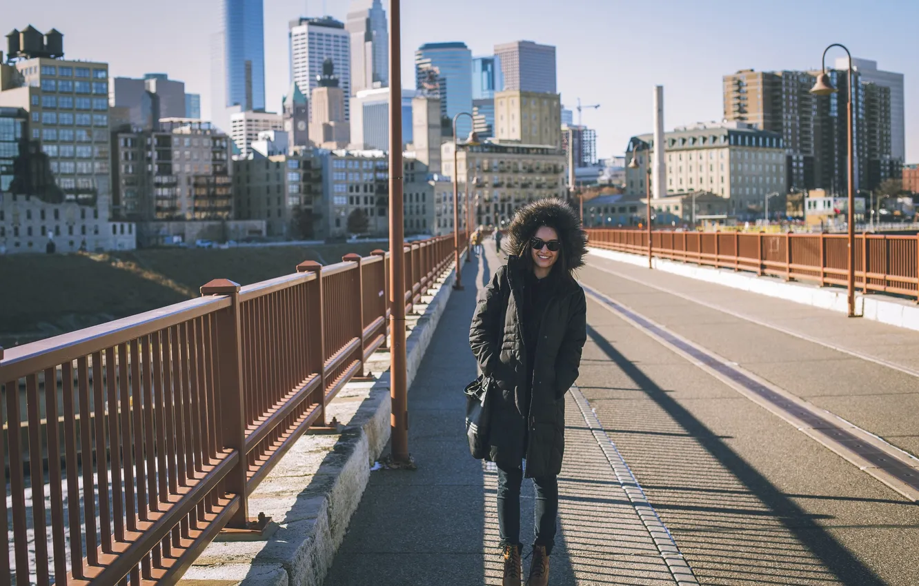 Фото обои дорога, девушка, мост, улыбка, одежда, брюнетка, очки