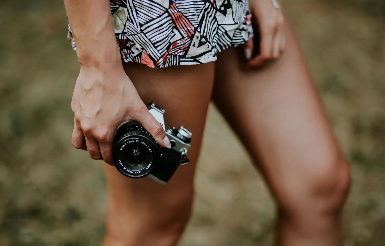 Фото обои девушка, ноги, камера, платье, фотоаппарат