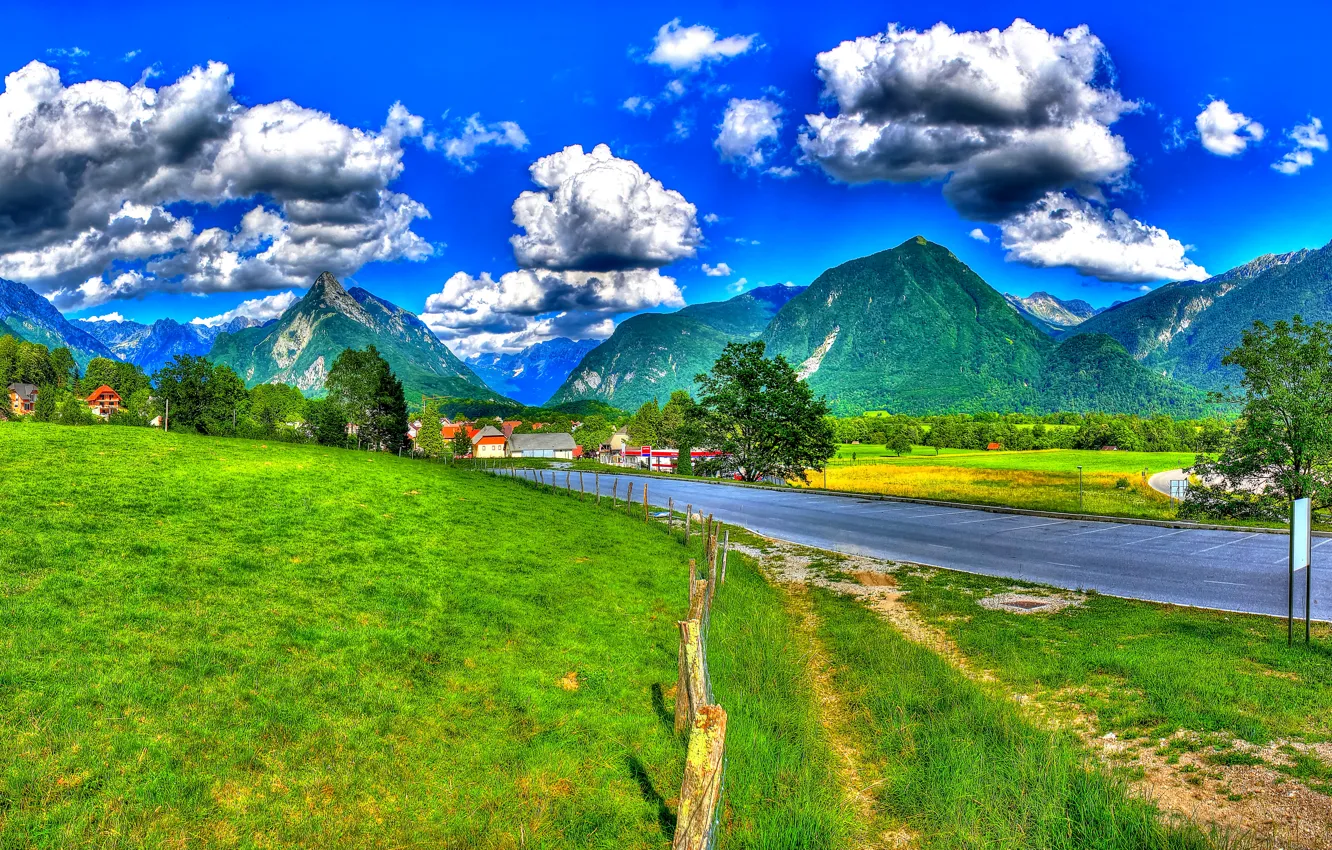 Фото обои дорога, трава, облака, деревья, горы, забор, поля, HDR
