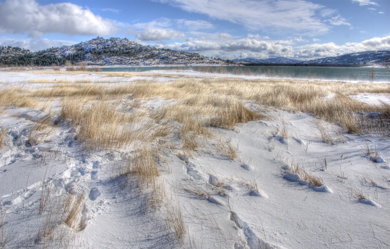 Фото обои зима, трава, снег, горы, озеро, холмы