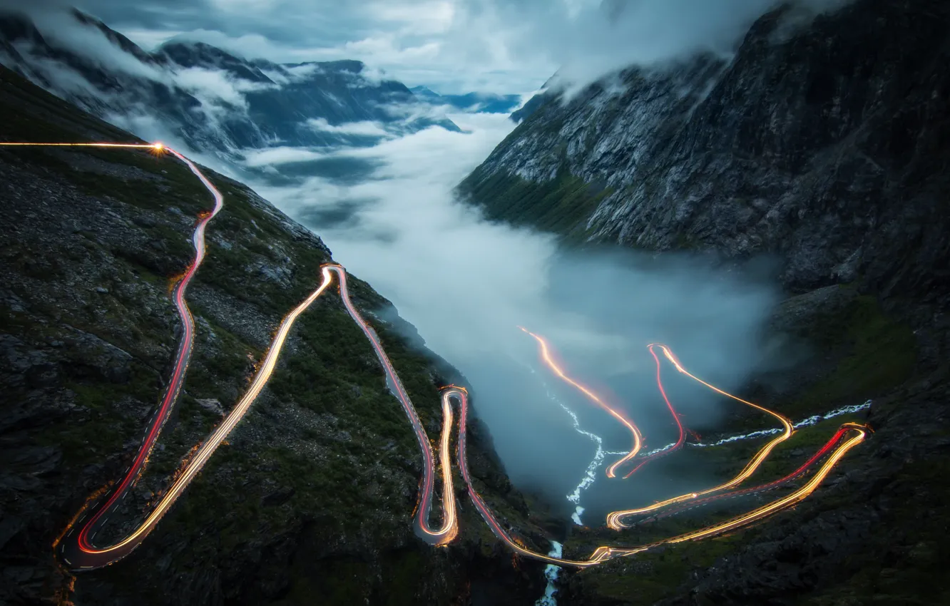 Фото обои дорога, облака, свет, горы, туман, выдержка