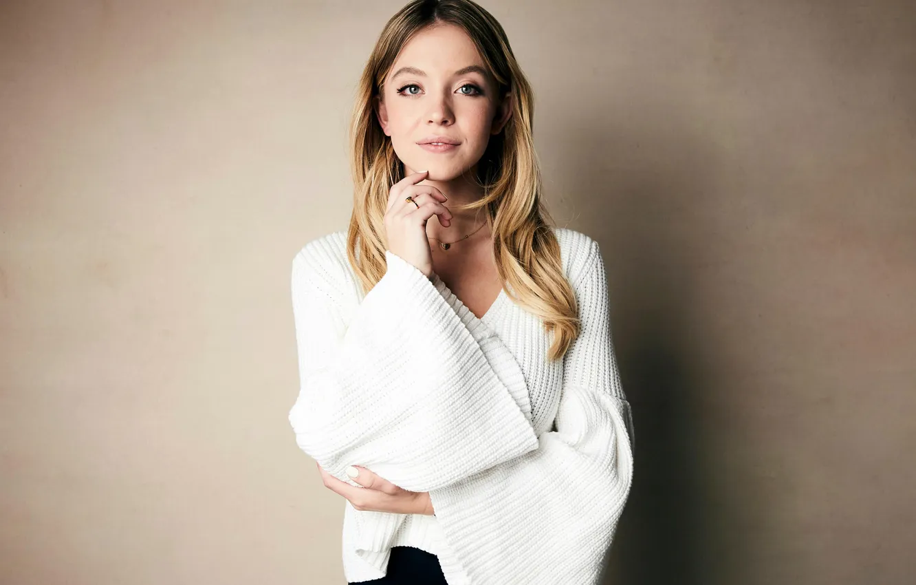 Фото обои взгляд, поза, волосы, фигура, актриса, в белом, свитер, Sydney Sweeney