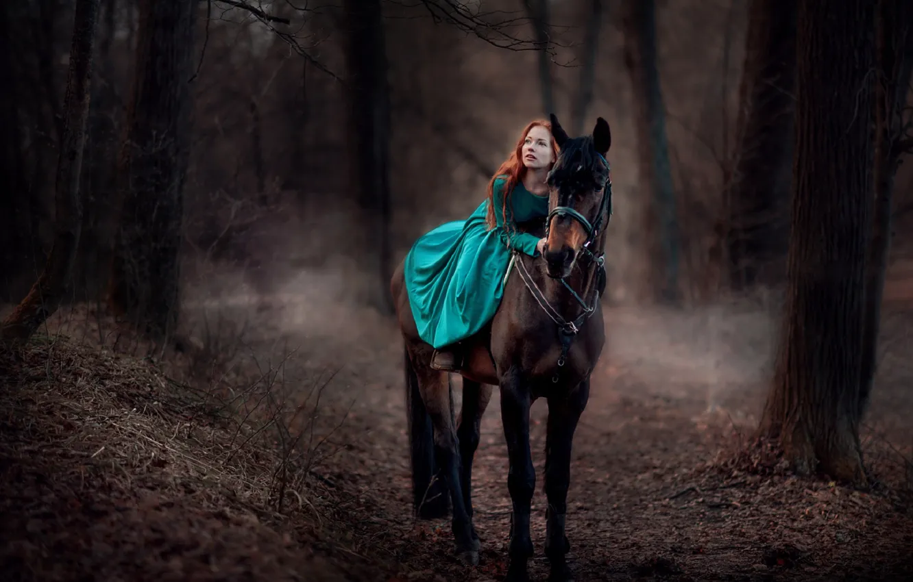 Фото обои осень, лес, взгляд, листья, девушка, поза, лошадь, платье