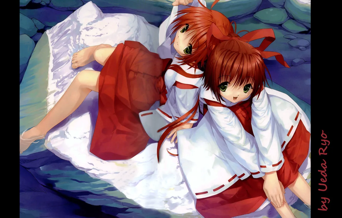 Фото обои босиком, японская одежда, в воде, зеленые глаза, сёстры, красная лента, на камне, две девочки