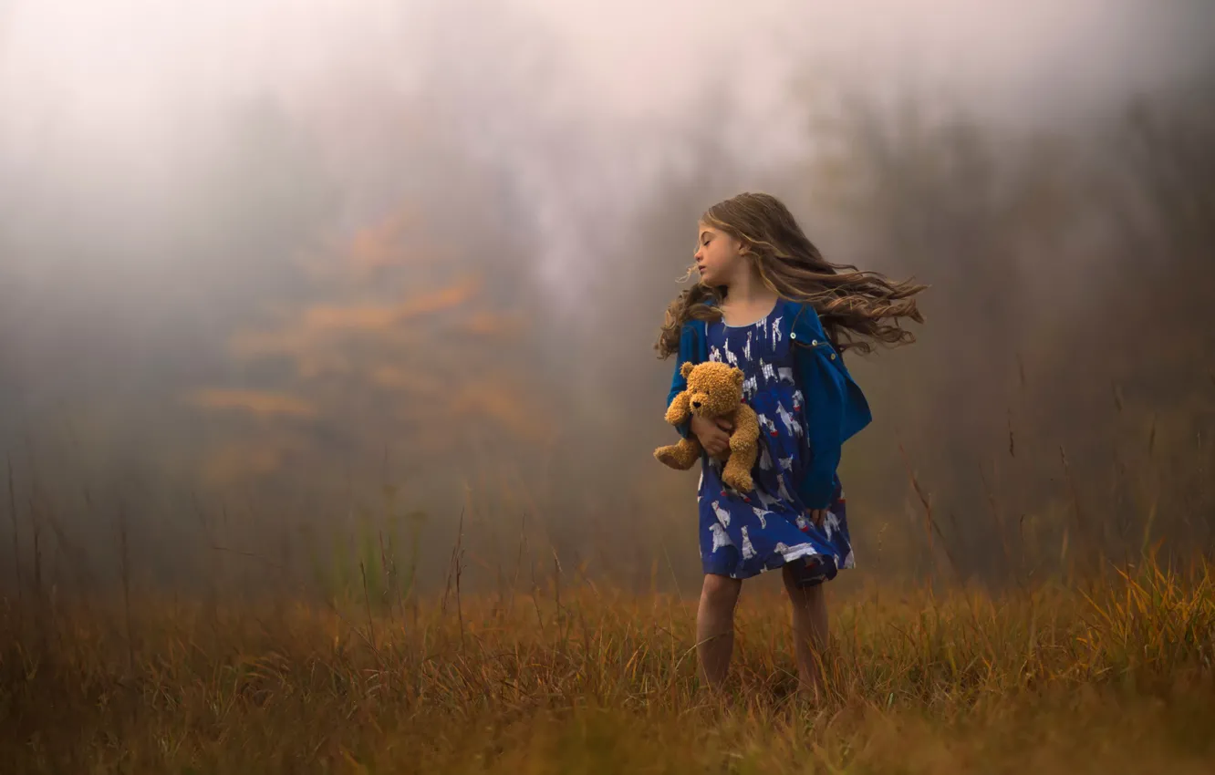 Фото обои осень, ветер, волосы, игрушка, мишка, девочка