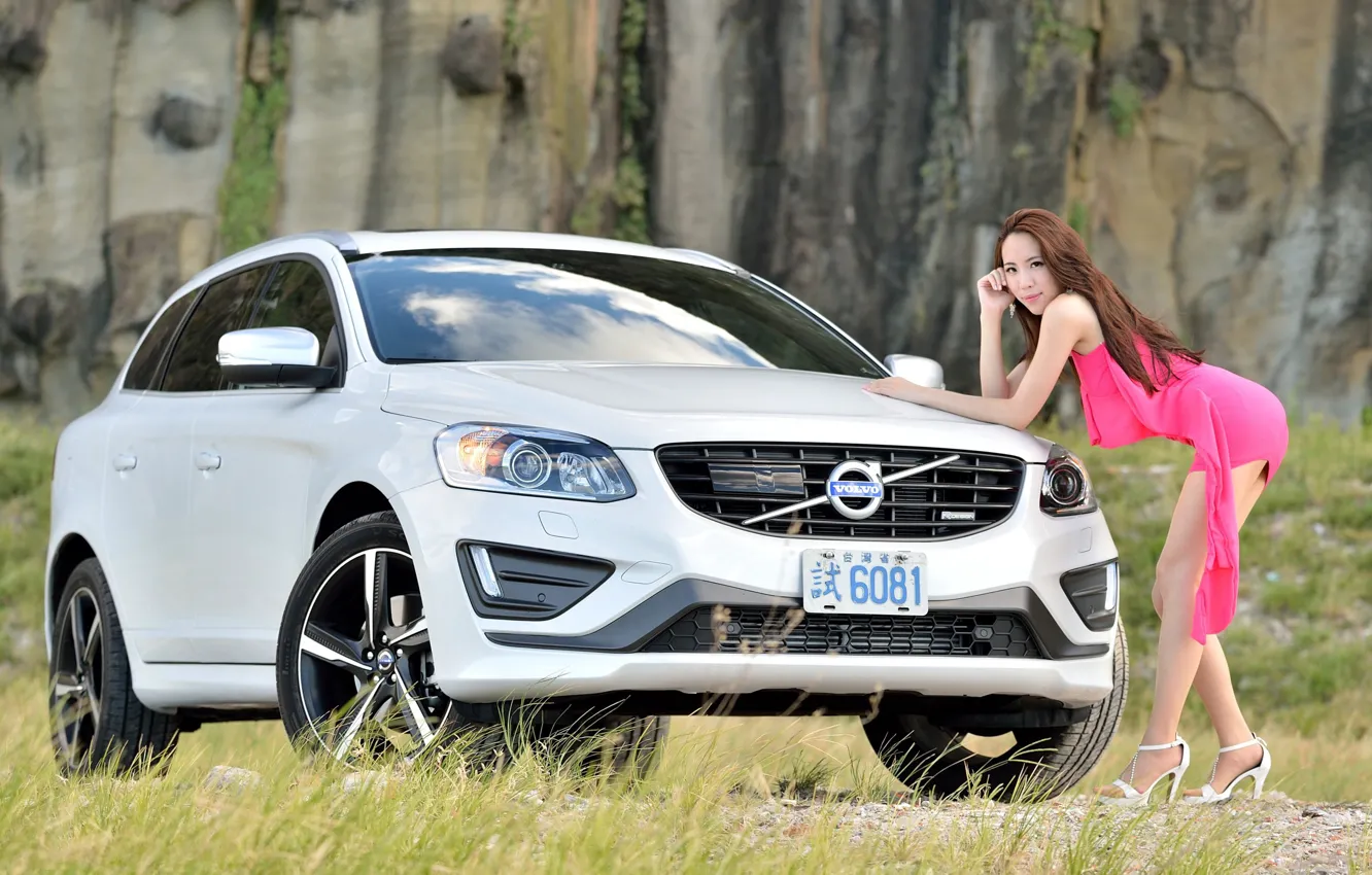 Фото обои авто, взгляд, Девушки, азиатка, красивая девушка, Volvo XC60, позирует над машиной