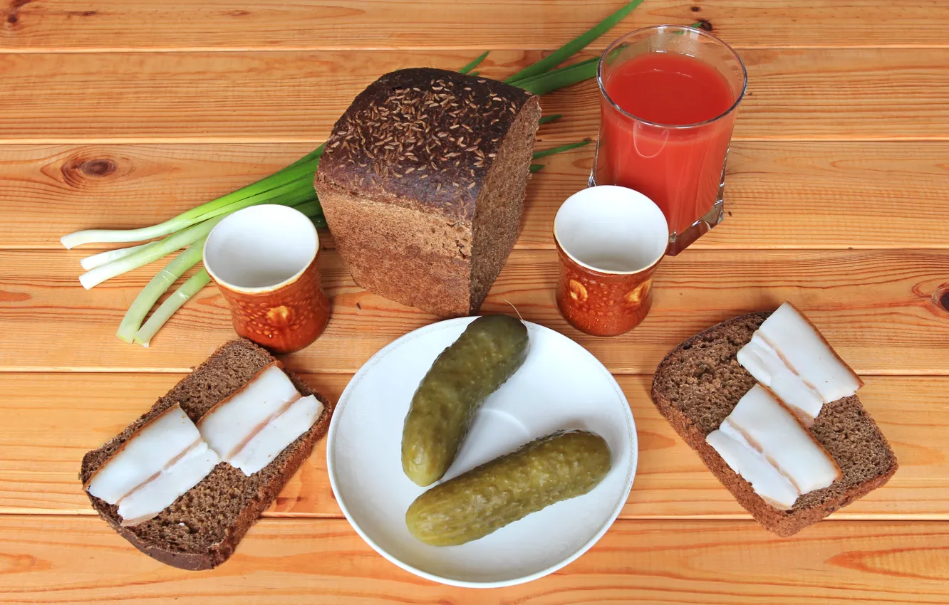 Фото обои стакан, лук, хлеб, натюрморт, томат, огурцы, сало