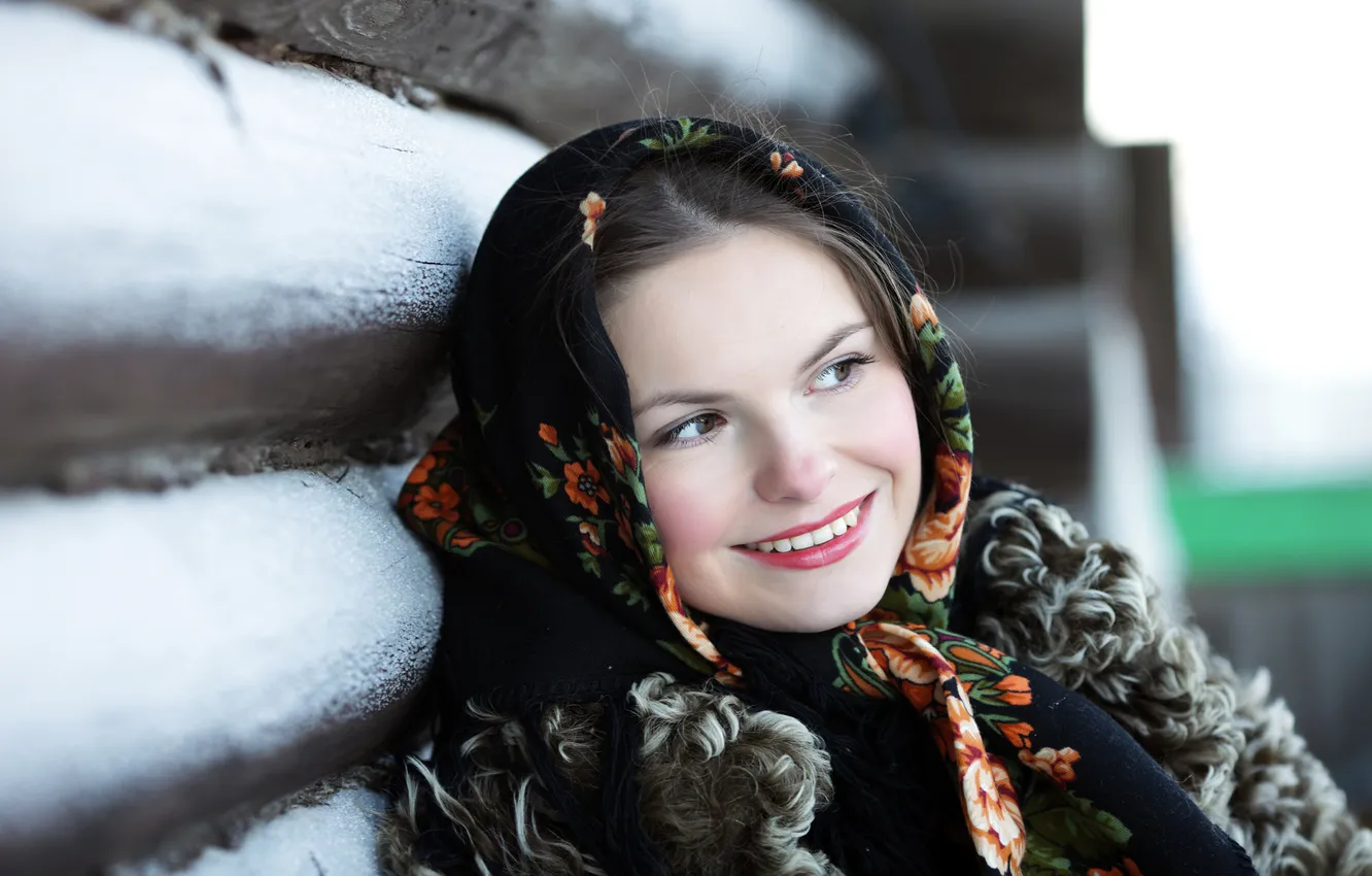 Фото обои девушка, улыбка, платок, изба, русская
