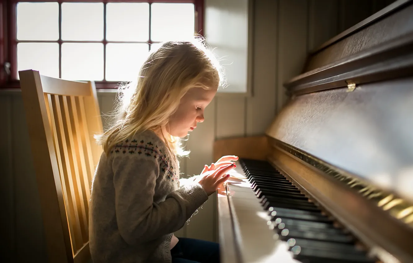 Фото обои свет, девочка, пианино