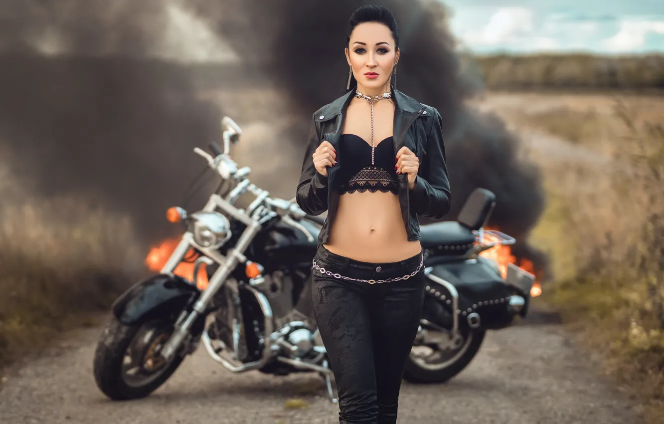 Фото обои девушка, огонь, дым, фигура, куртка, мотоцикл, Диана Липкина