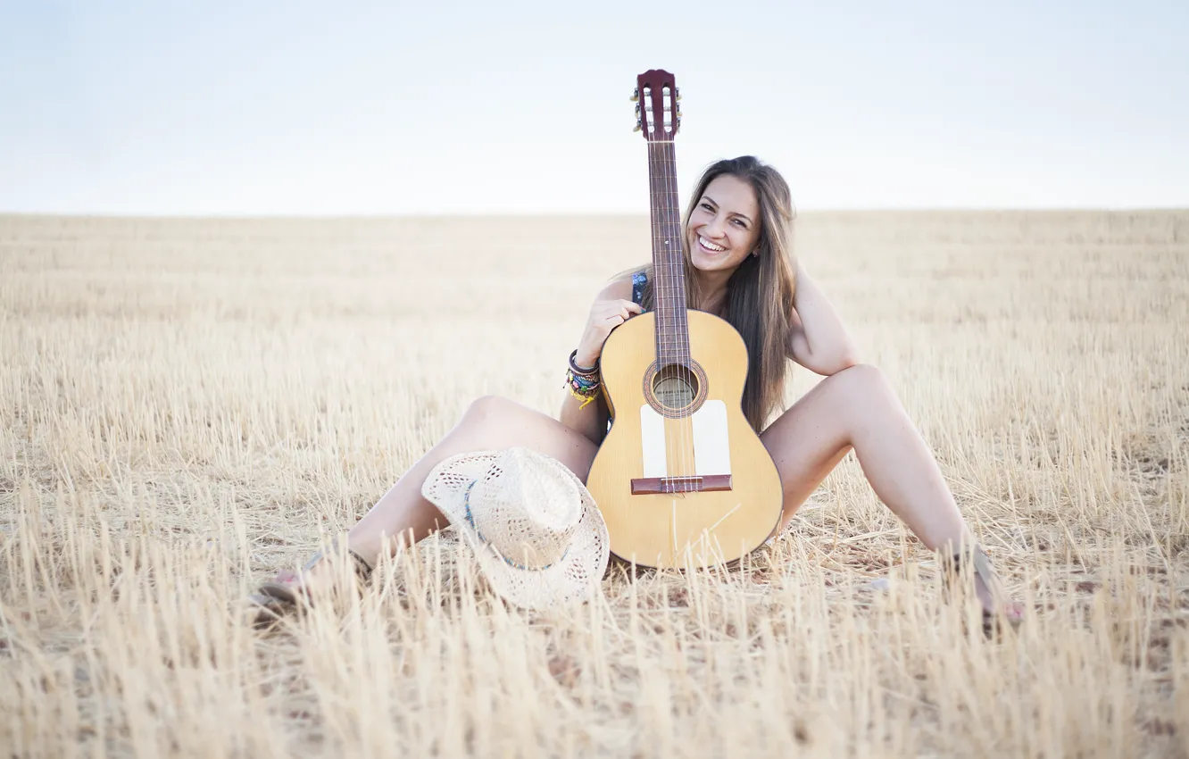 Фото обои поле, девушка, улыбка, музыка, настроение, гитара
