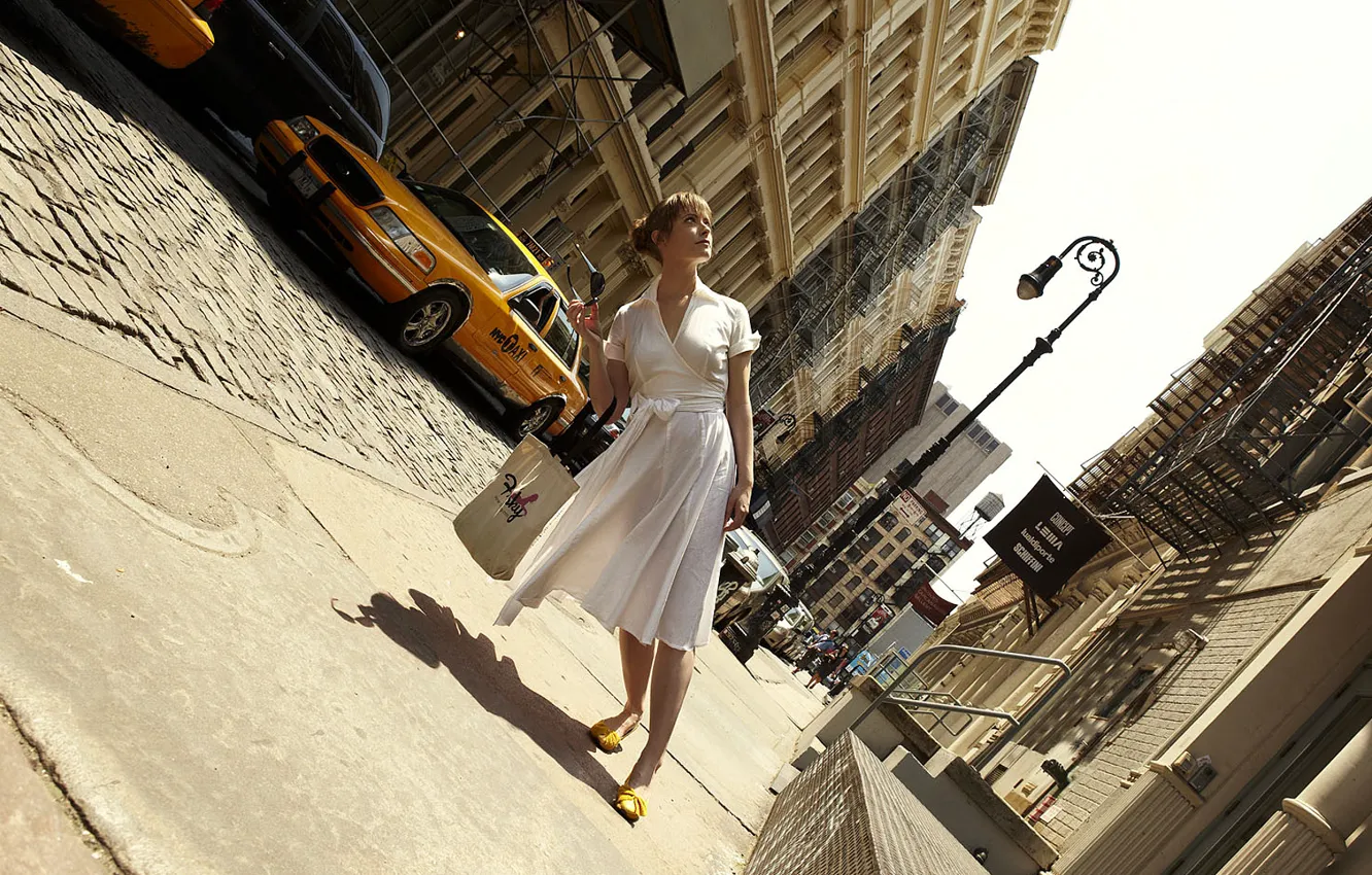 Фото обои девушка, улица, наклон, платье, такси, Romain Laurent, Нью Йорк