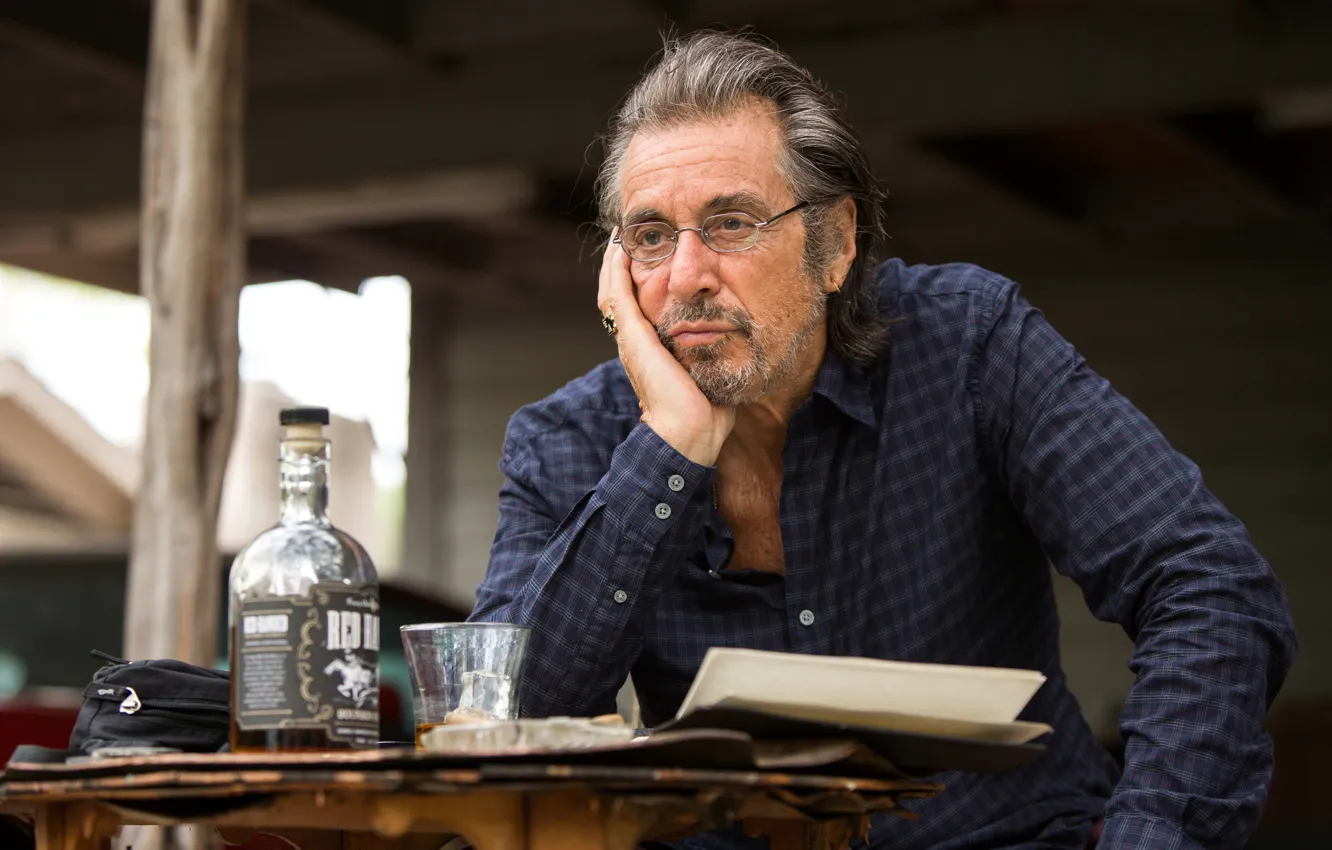 Фото обои стакан, стол, бутылка, кадр, очки, актер, рубашка, Al Pacino