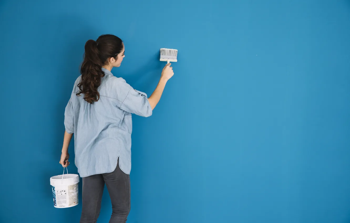 Фото обои девушка, стена, краска, ремонт