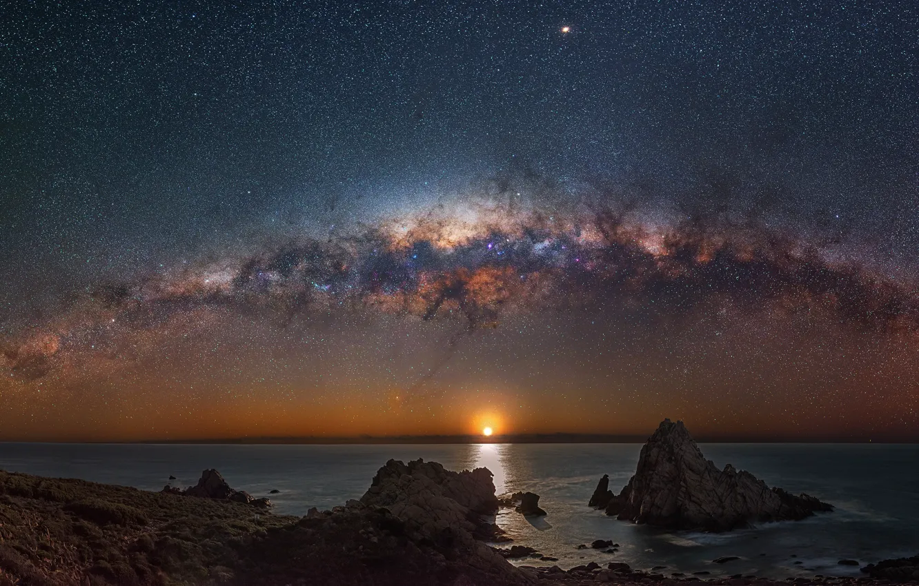 Фото обои море, звезды, закат, скалы, Млечный путь, сумерки, звездное небо