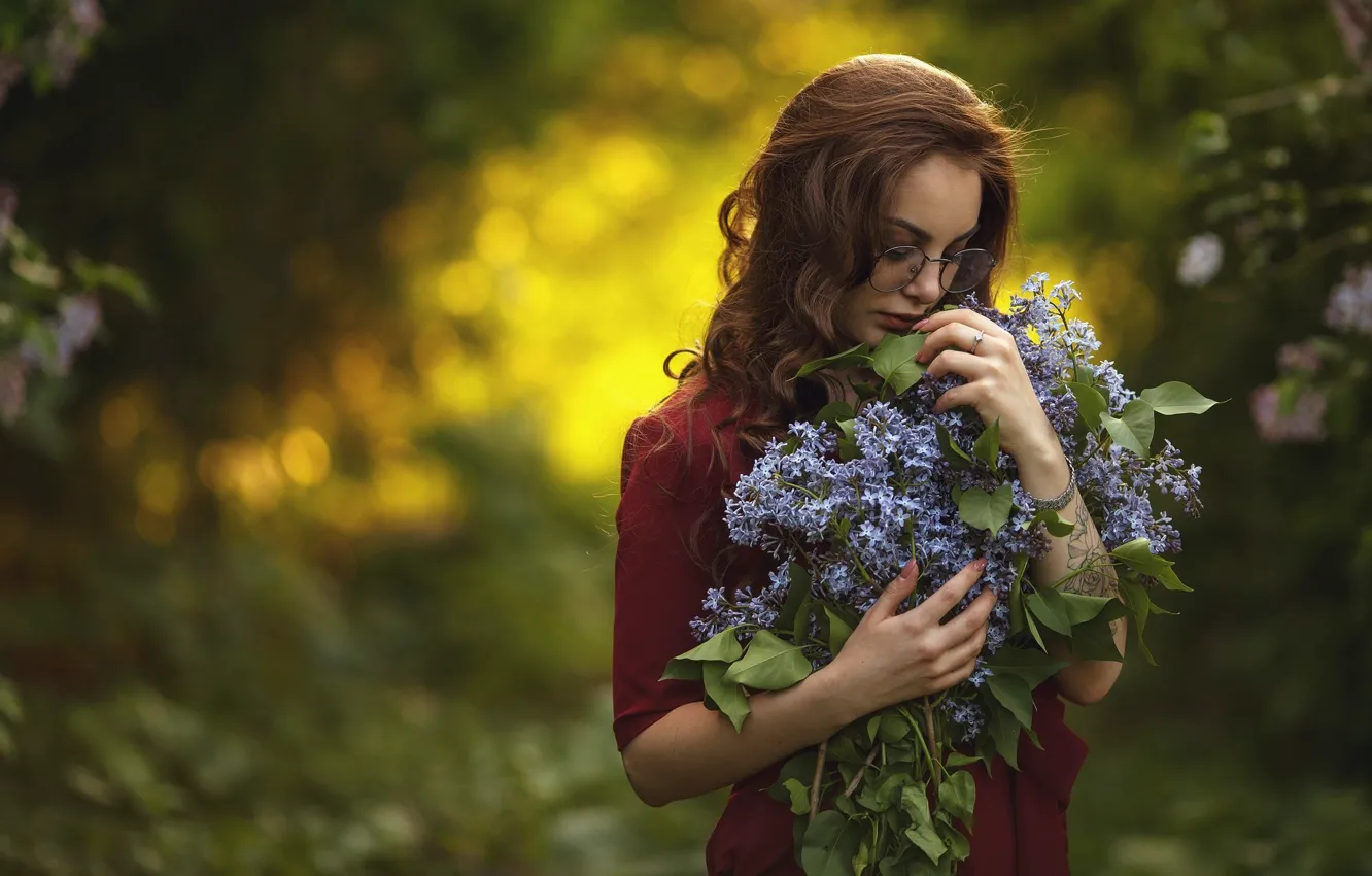 Фото обои взгляд, девушка, цветы, природа, волосы, сад, очки, сирень