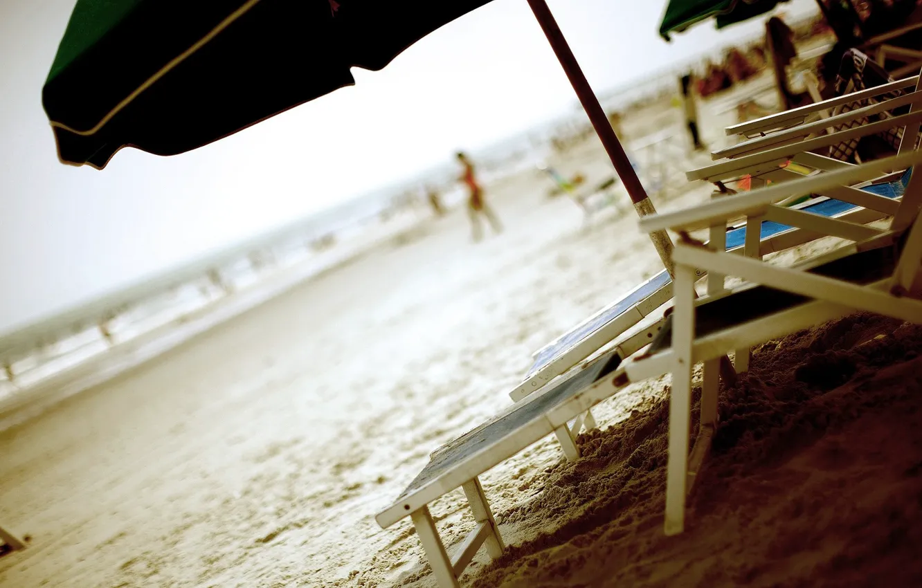 Фото обои песок, лето, зонтик, Пляж, лежаки