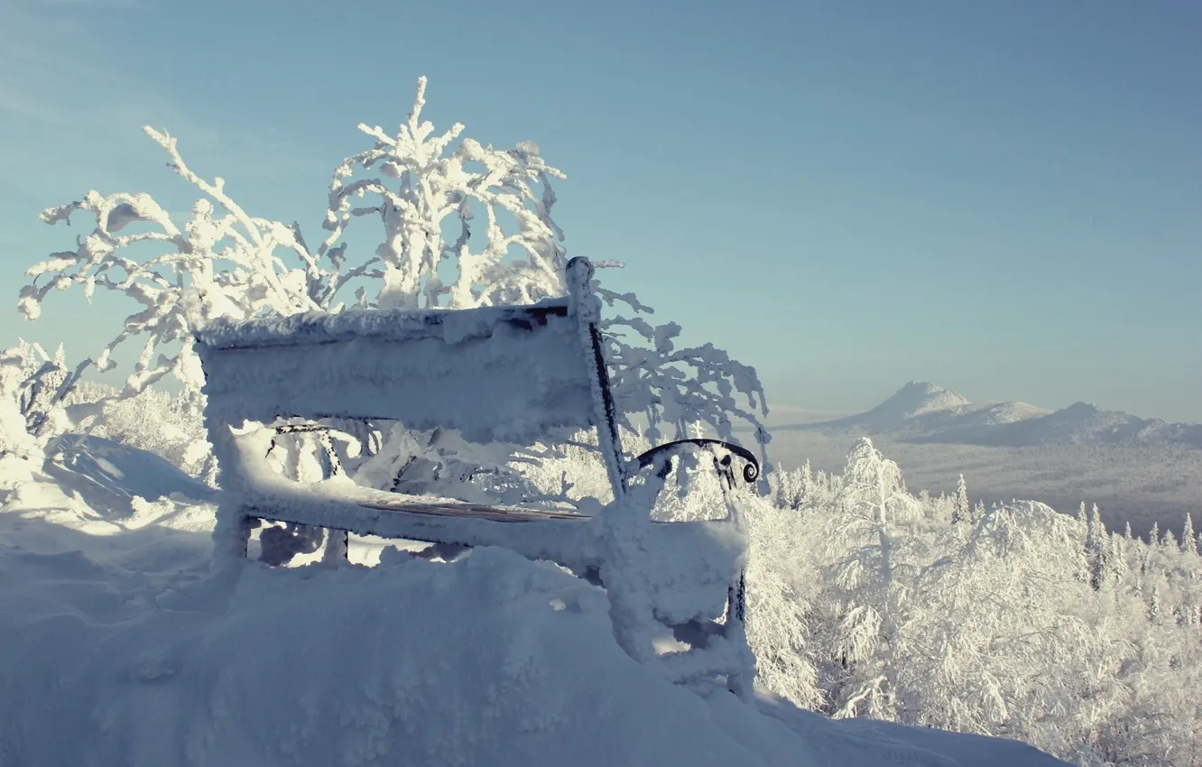 Фото обои зима, лес, небо, снег, горы, скамейка, Южный Урал, Таганай
