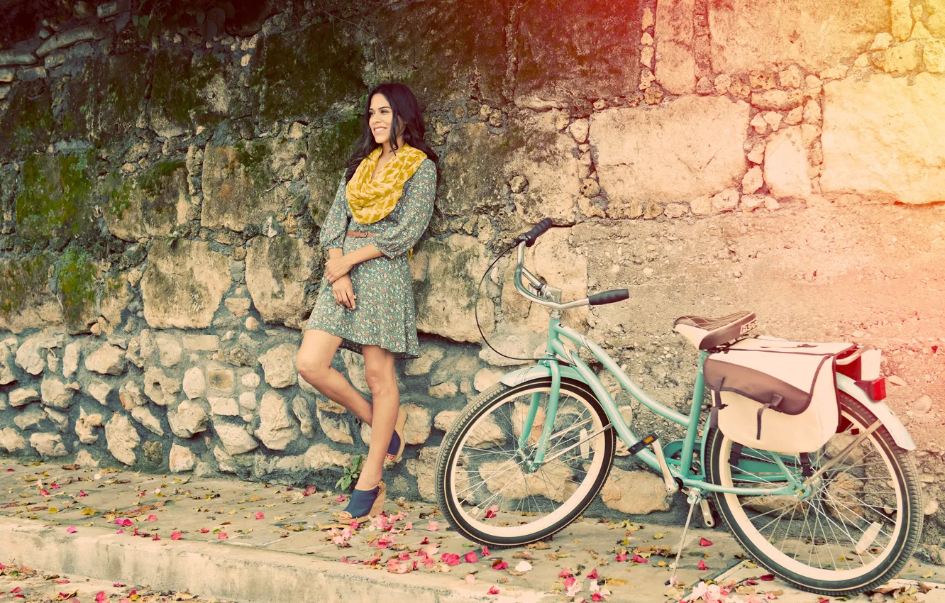Фото обои девушка, велосипед, город, улыбка, стена, брюнетка