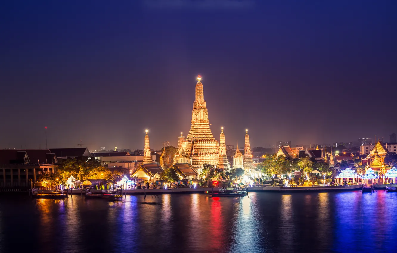 Фото обои море, ночь, огни, отражение, башня, пагода, bangkok