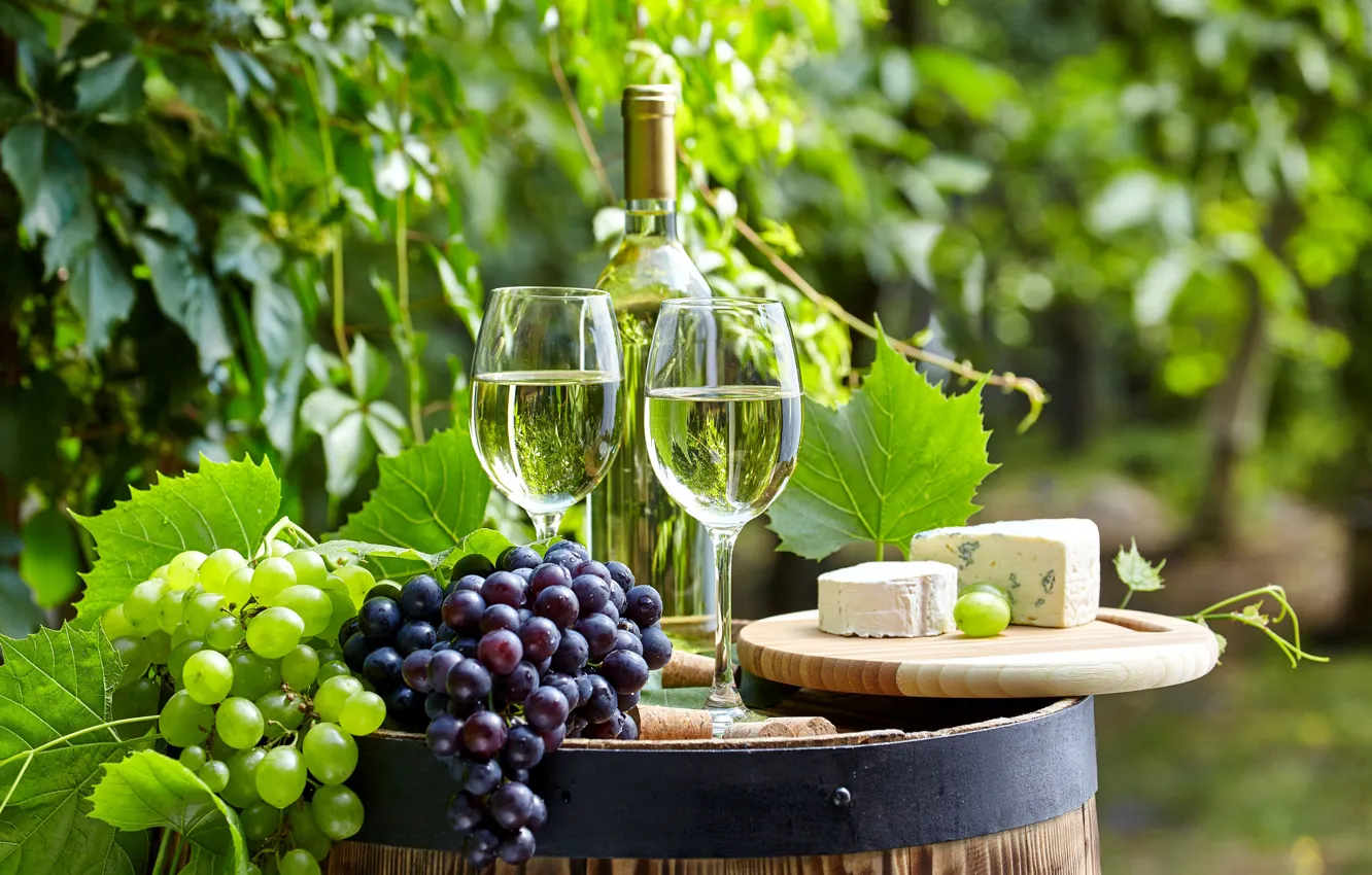 Фото обои вино, сыр, виноград, бочка, бытылки