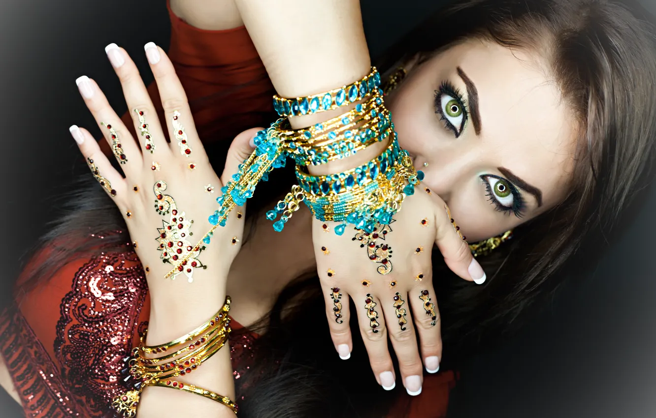 Фото обои украшения, камни, волосы, руки, макияж, браслеты, зеленые глаза, индианка