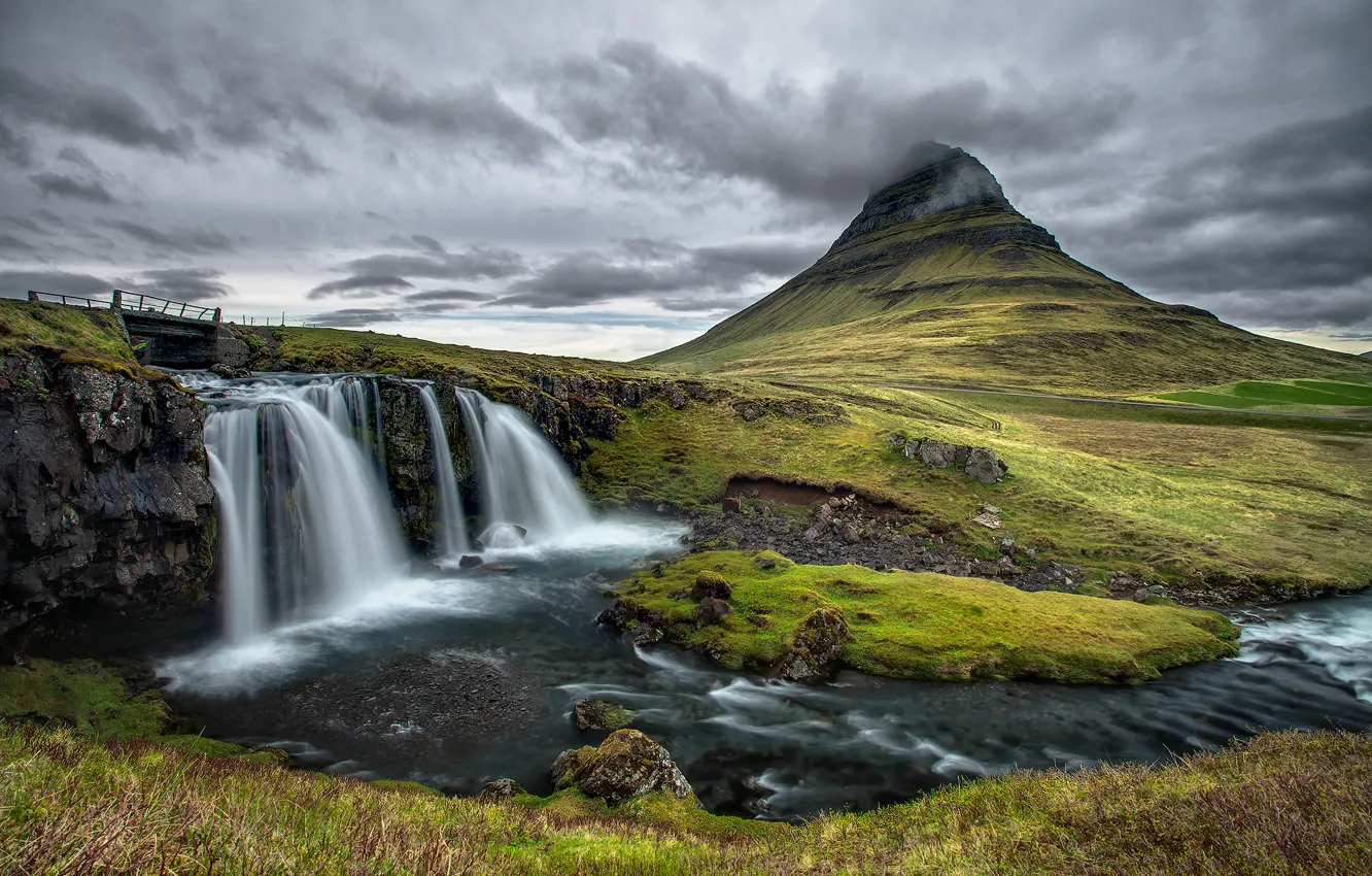 Фото обои небо, облака, мост, река, камни, гора, водопад, исландия