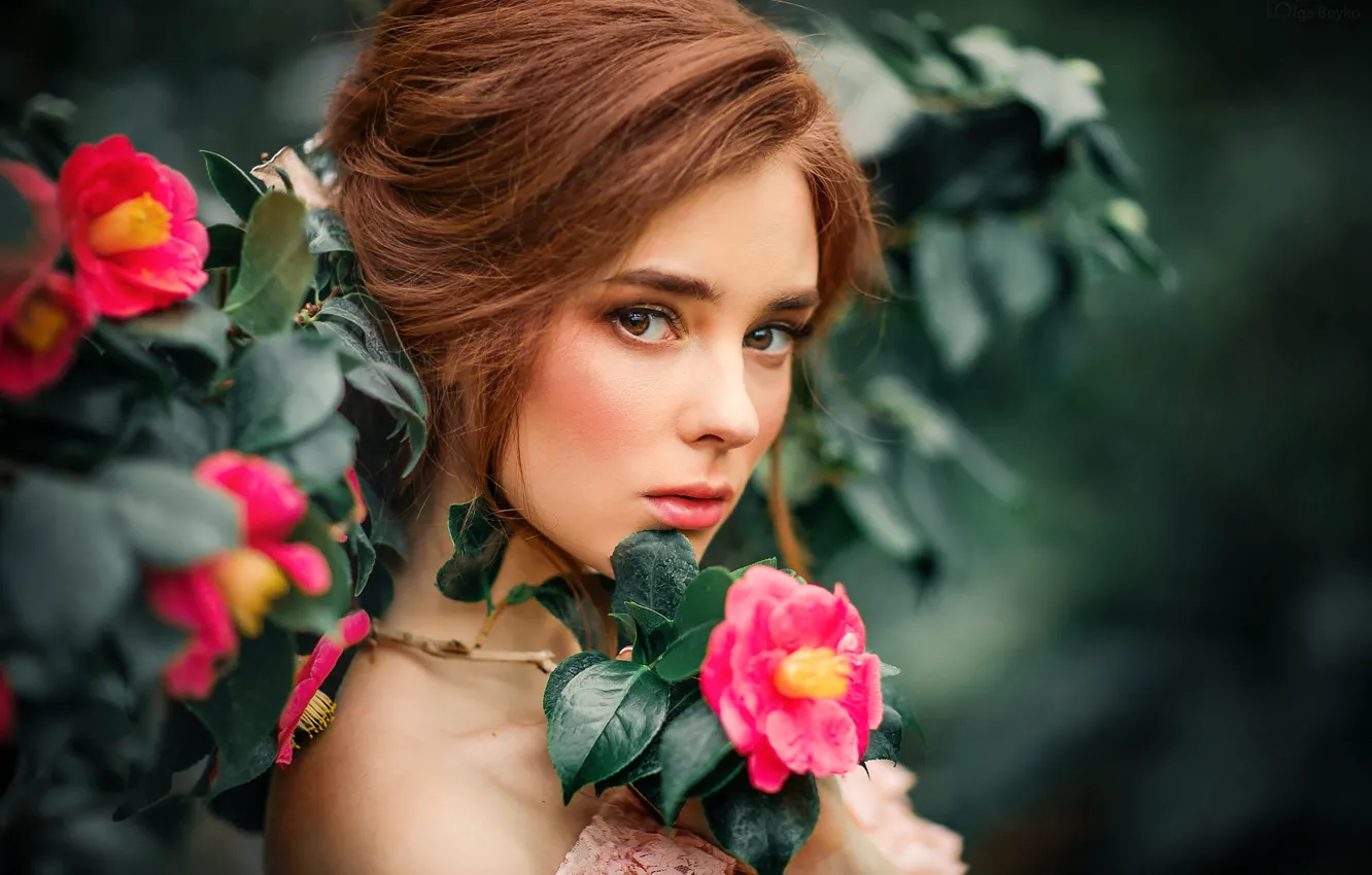 Фото обои взгляд, листья, цветы, ветки, модель, портрет, макияж, сад
