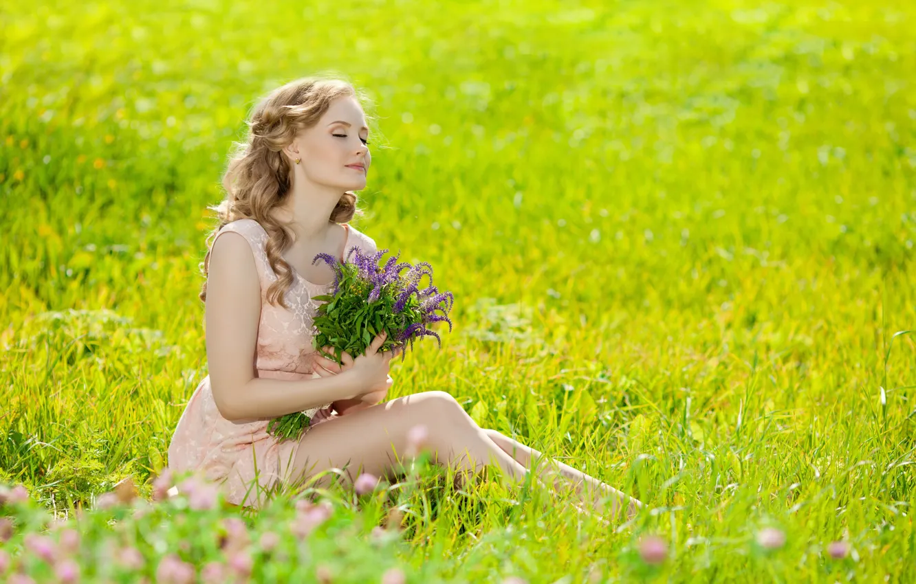 Фото обои поле, трава, девушка, цветы, букет, блондинка