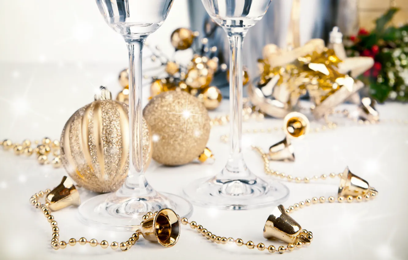 Фото обои шары, бокалы, мишура, шампанское, колокольчики, ёлочные украшения
