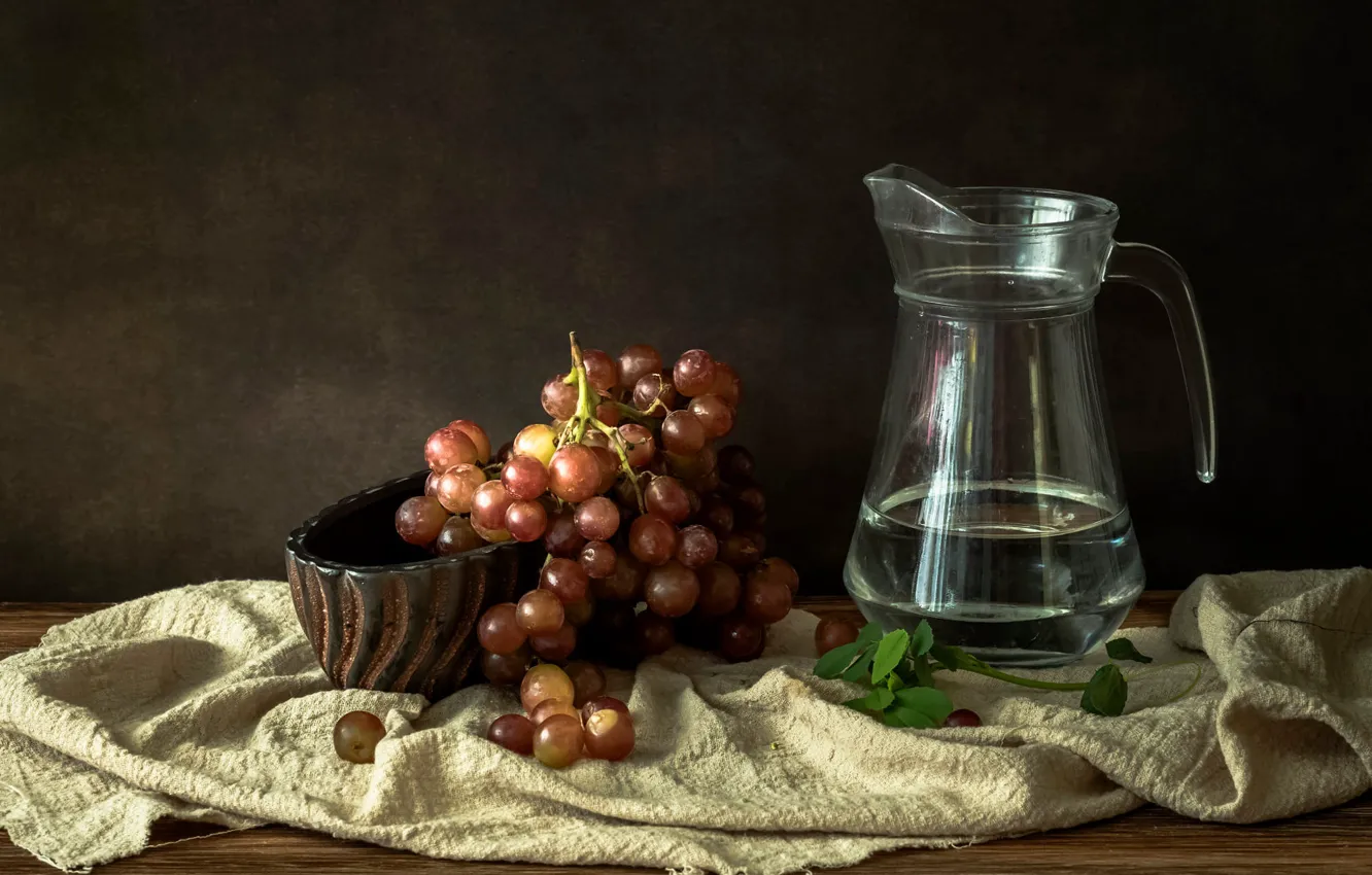 Фото обои стекло, темный фон, стол, виноград, ткань, кувшин, фрукты, натюрморт