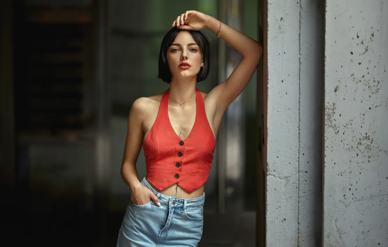 Фото обои девушка, поза, джинсы, брюнетка, girl, милашка, short hair, короткая стрижка