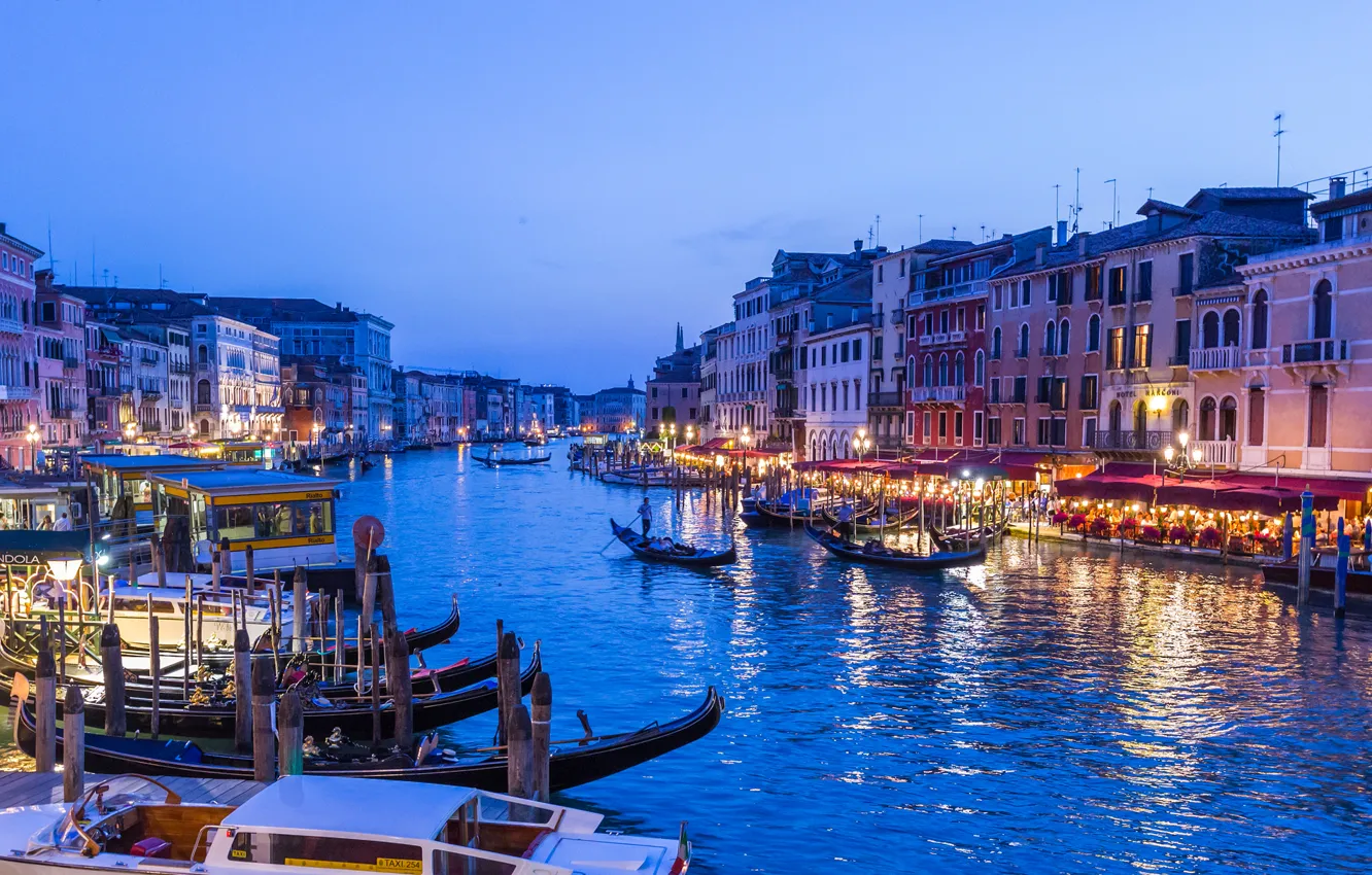 Фото обои небо, огни, лодка, дома, вечер, Италия, Венеция, канал
