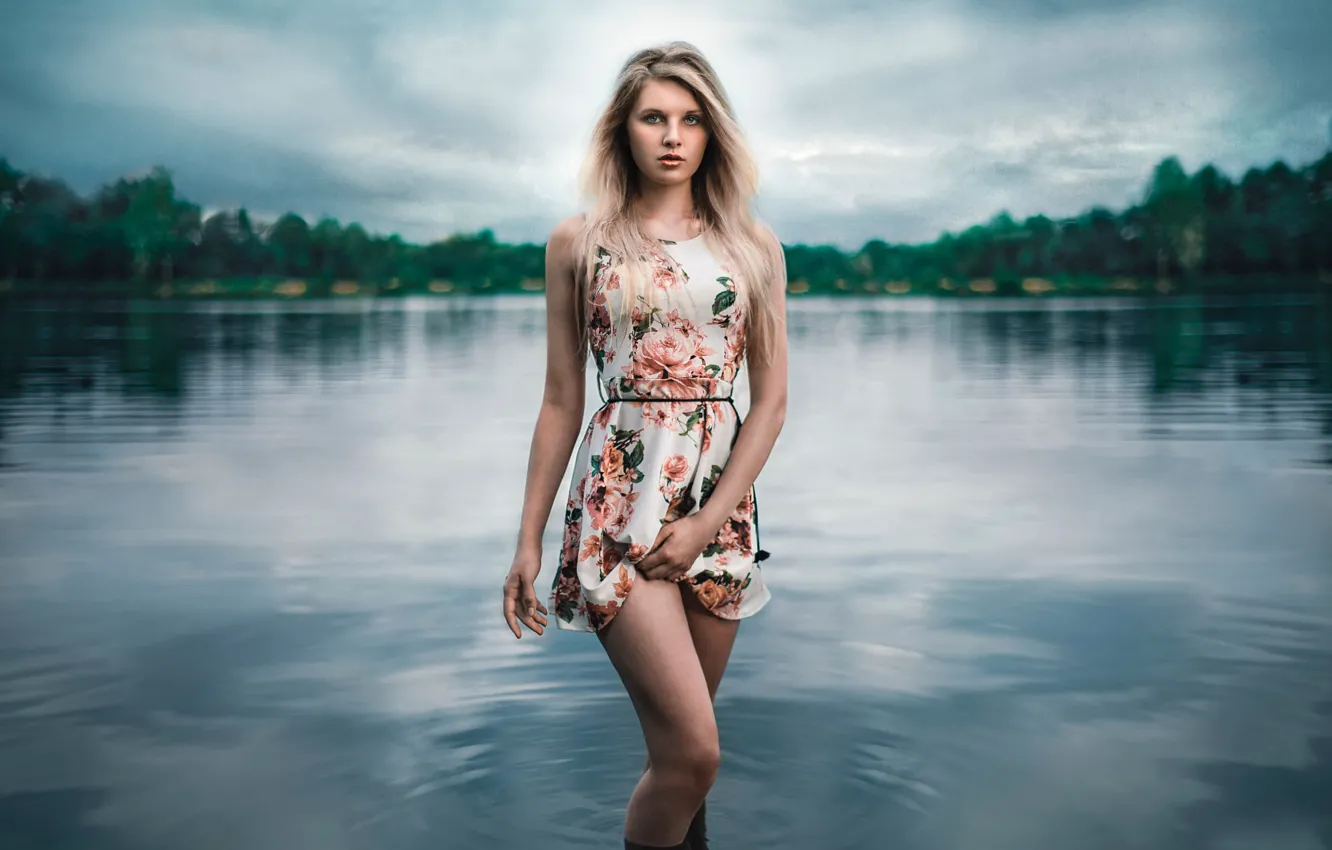 Фото обои девушка, платье, ножки, в воде, Lods Franck, Angy, alone on the lake