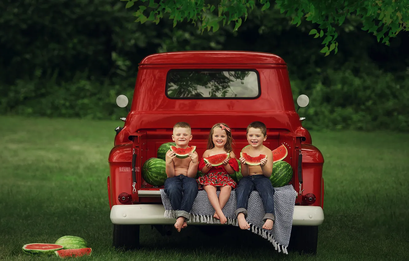Фото обои машина, лето, трава, радость, дети, детство, улыбка, настроение