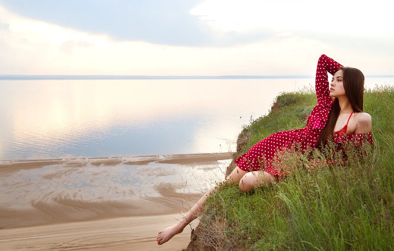 Фото обои трава, девушка, поза, река, настроение, горошек, платье, Алексей Лозгачёв