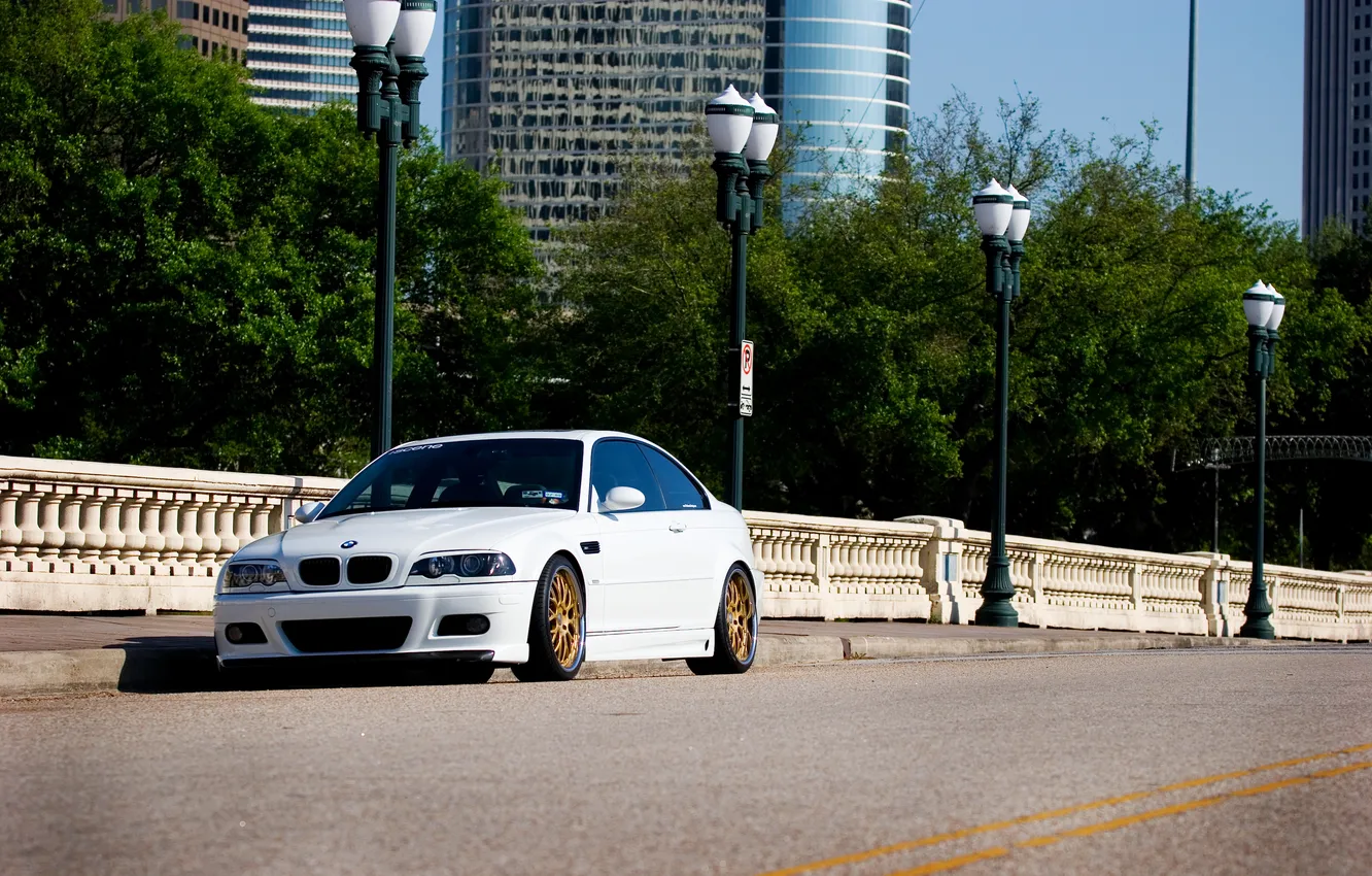 Фото обои белый, деревья, мост, bmw, бмв, фонари, white, e46