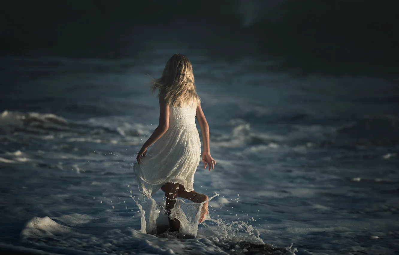 Фото обои волны, брызги, девочка, Dark Ocean