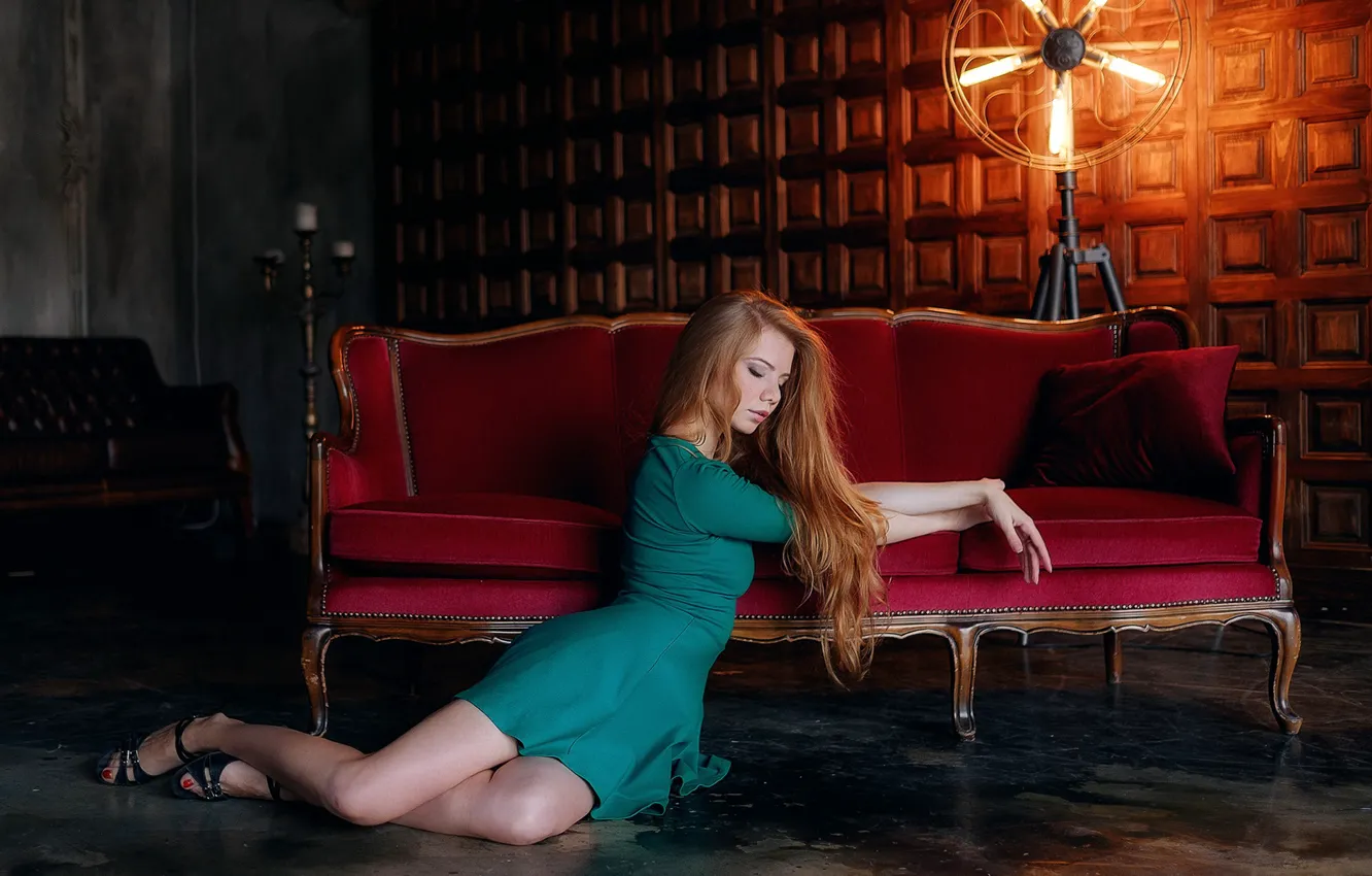 Фото обои девушка, поза, комната, диван, платье, рыжая, красотка, Мощенко Сергей