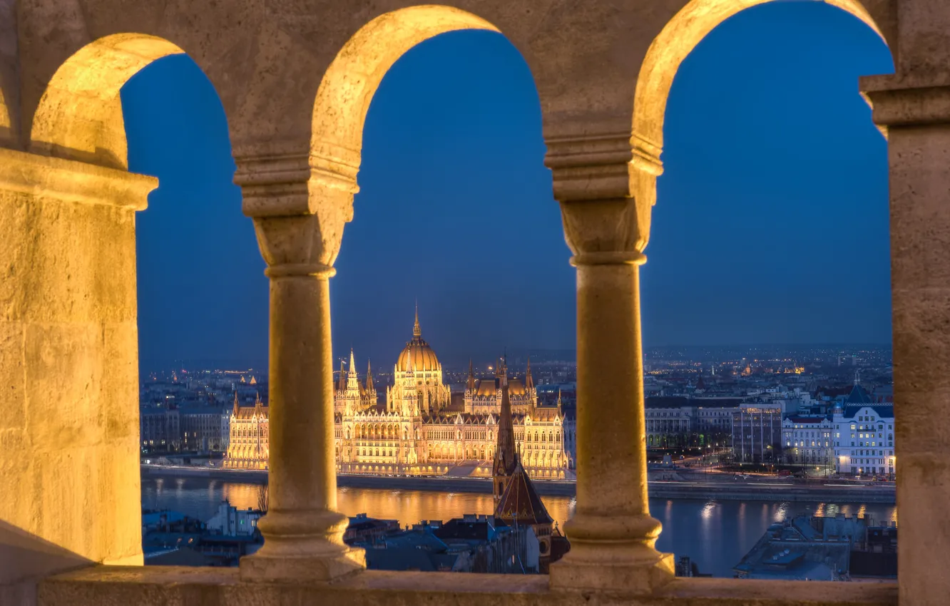 Фото обои ночь, огни, река, колонны, парламент, Венгрия, Будапешт, Дунай
