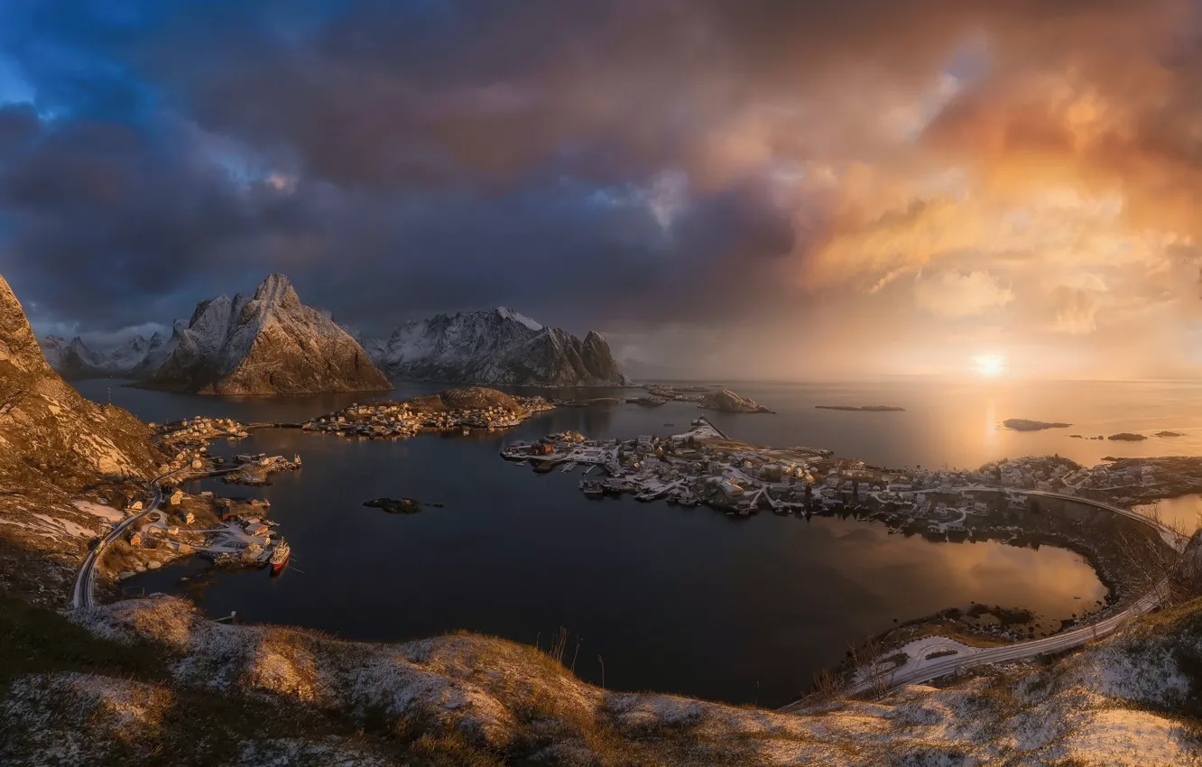 Фото обои море, острова, свет, снег, горы, скалы, Норвегия, поселок