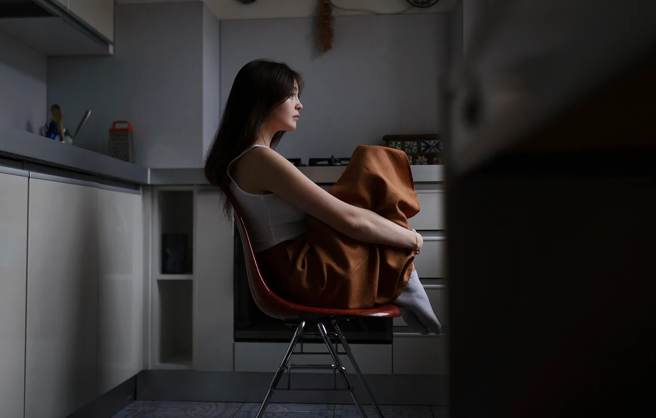 Девушка сидит на кухне