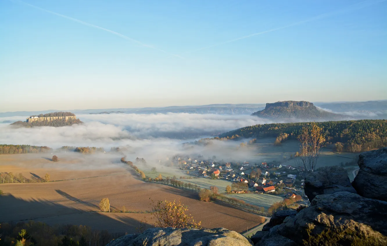 Фото обои поле, небо, деревья, туман, гора, дома, утро, Германия
