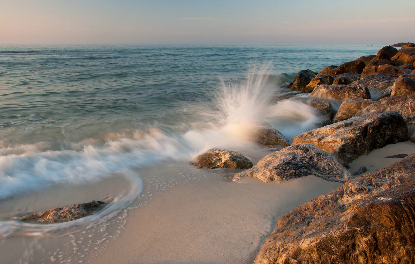 Фото обои песок, море, брызги, камни, прибой