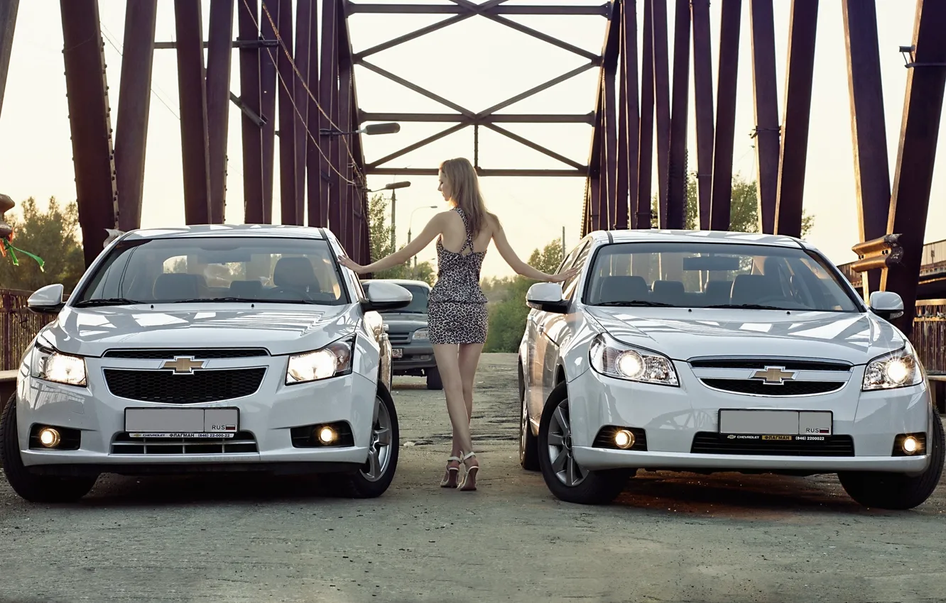 Фото обои дорога, девушка, мост, Девушки, Chevrolet, платье, белые авто