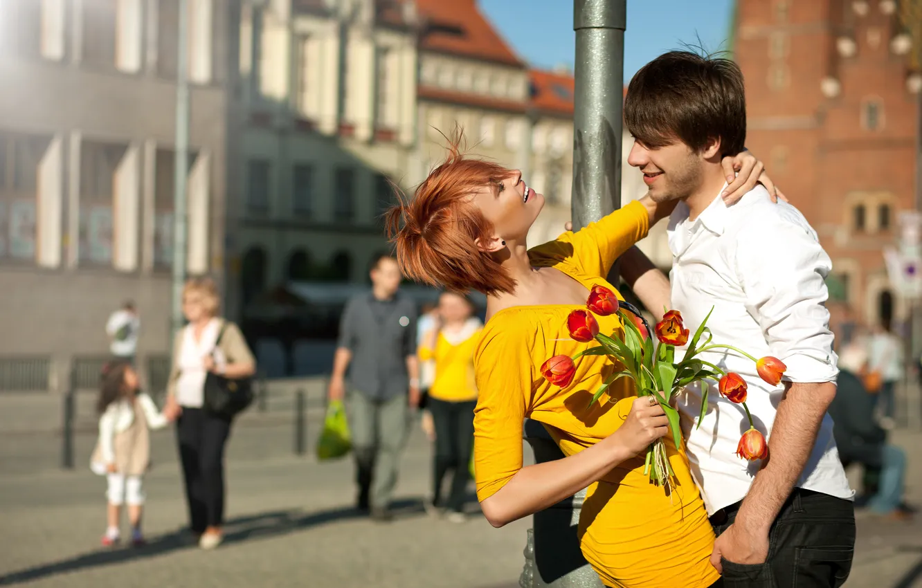 Фото обои девушка, цветы, город, люди, букет, позитив, столб, платье
