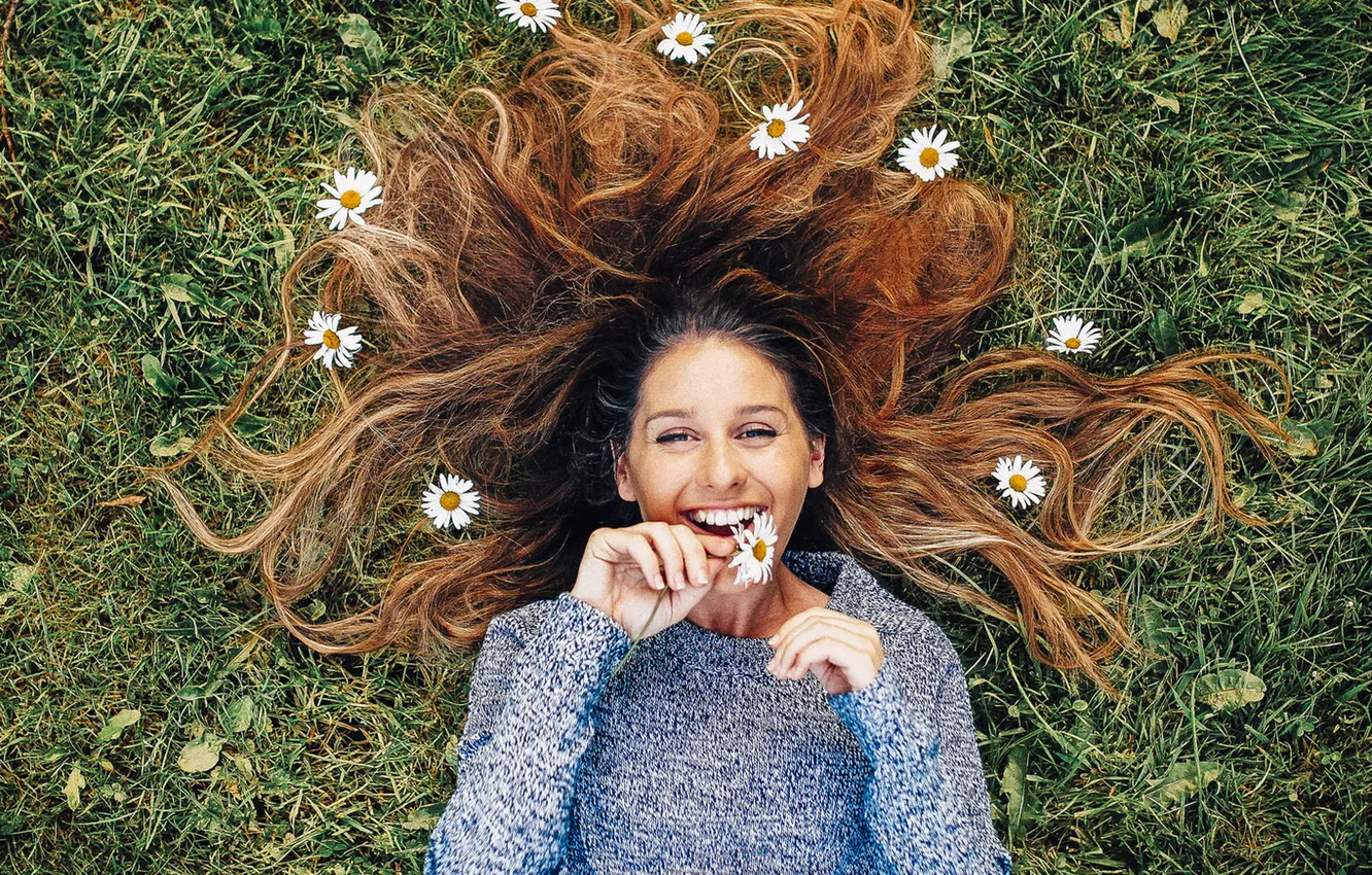 Фото обои girl, grass, smile, flowers, hair