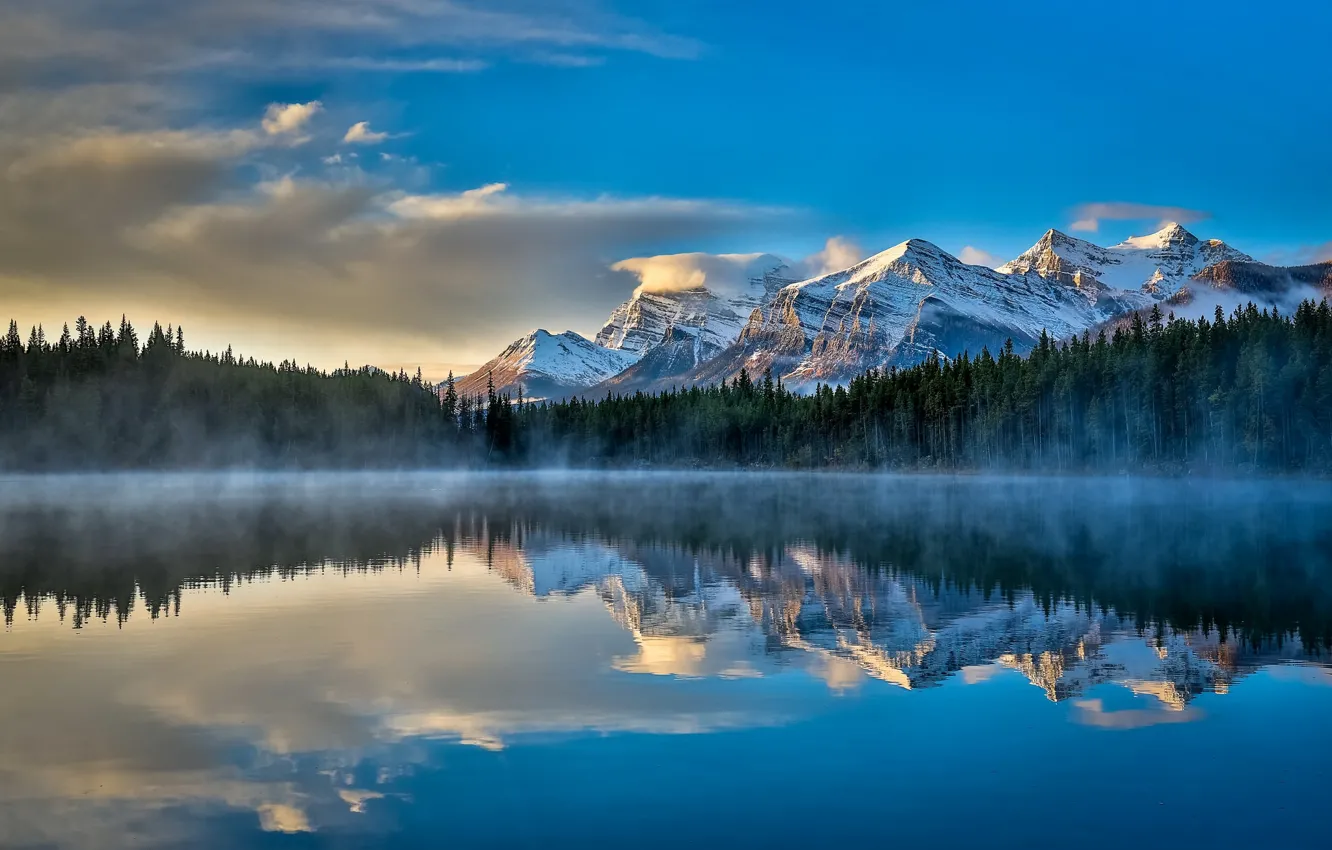 Фото обои небо, облака, горы, озеро, отражение, спокойствие, утро, Канада